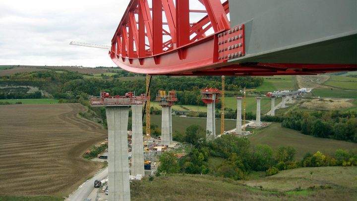 Red launching nose during incremental launching of the northern deck of the Saale Valley bridge